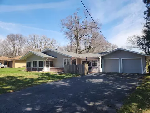 10001 Queen Oaks Dr, Machesney Park, IL 61115
