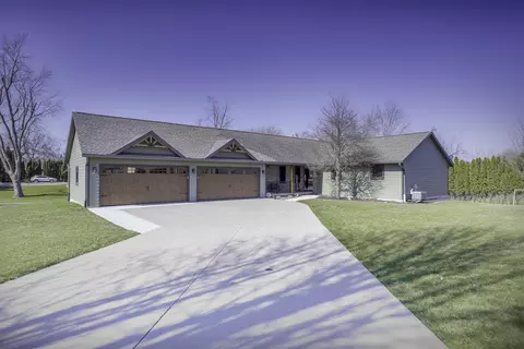 700 Brynnwood Ln, Lena, IL 61048