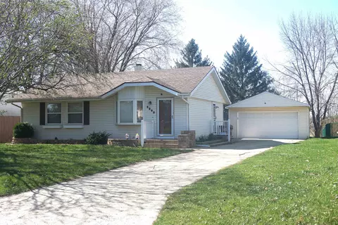 5202 Hutchison Dr, South Beloit, IL 61080