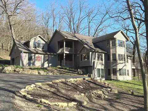2 Arbor Ct, Galena, IL 61036