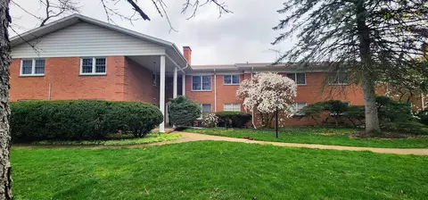 1450 Wing St, Elgin, IL 60123
