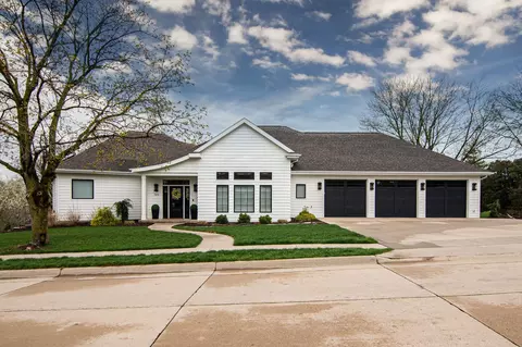 725 Sunset Rdg, Dubuque, IA 52003