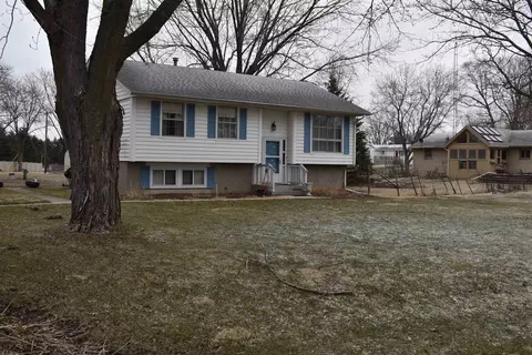 7550 Denrick Dr, Cherry Valley, IL 61016