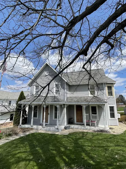 317 S Main St, Elizabeth, IL 61028