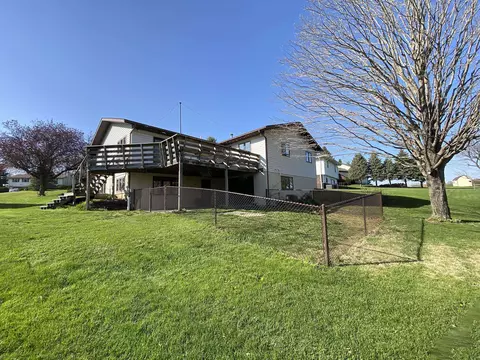 2049 Eagle Dr, Freeport, IL 61032 photo 4