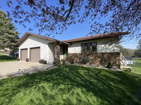 2049 Eagle Dr, Freeport, IL 61032 photo 2