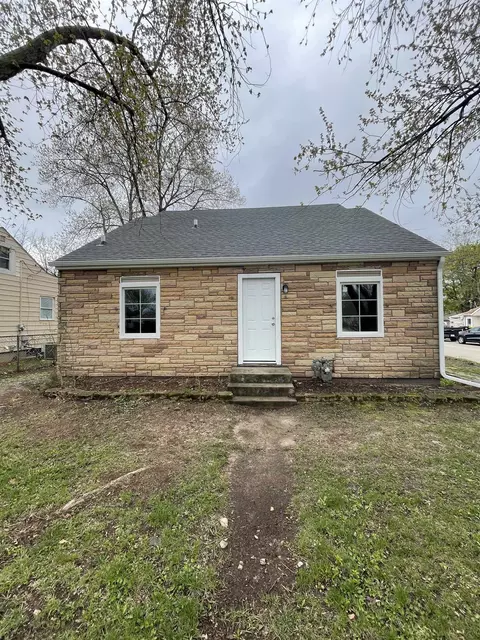 801 Colonial Dr, Machesney Park, IL 61115