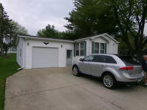 104 Fawndale Dr, Freeport, IL 61032