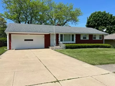 523 Parkside Dr, Rockford, IL 61108