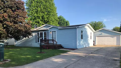5451 Ebonywood Ln, Roscoe, IL 61073
