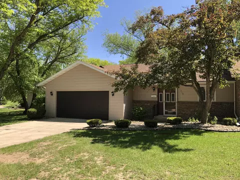 718 Quail Ridge Dr, Freeport, IL 61032