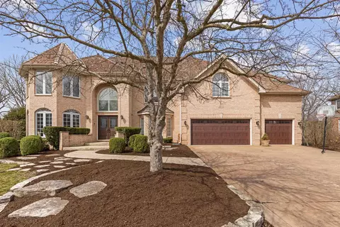 2215 River Woods Dr, Naperville, IL 60565