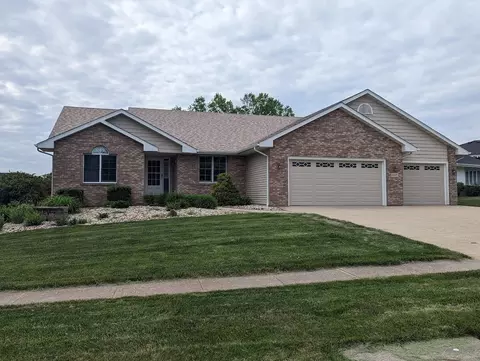 907 Indian Pkwy, Winnebago, IL 61088