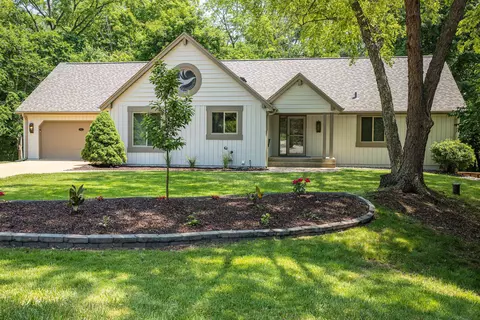 5582 Ridgemoor Ct, Rockford, IL 61107