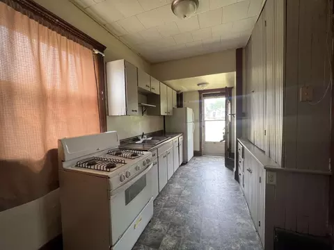 114 N Cherry Ave, Freeport, IL 61032 photo 3