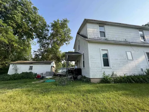 709 S 16th St, Freeport, IL 61032 photo 3