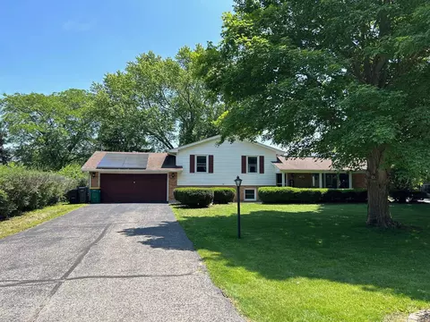 10401 Geneva Dr, Roscoe, IL 61073