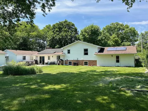 10401 Geneva Dr, Roscoe, IL 61073 photo 2