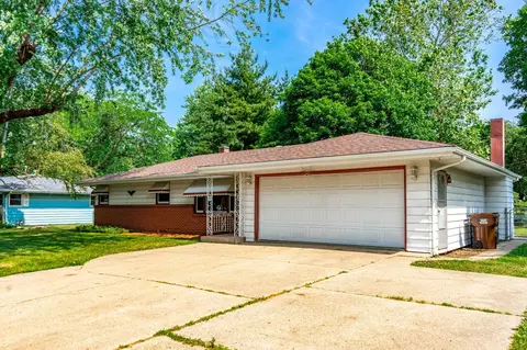 1714 Juniper Ln, Machesney Park, IL 61115