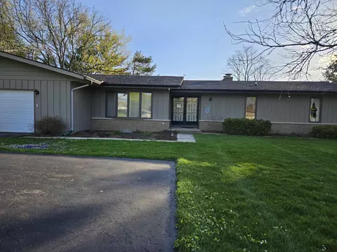 6957 Michelle Dr, Roscoe, IL 61073