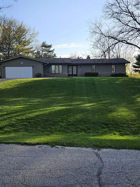 6957 Michelle Dr, Roscoe, IL 61073 photo 2