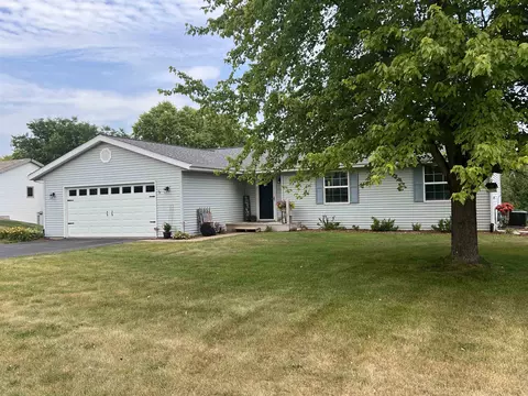 9339 Densmore Dr, Roscoe, IL 61073