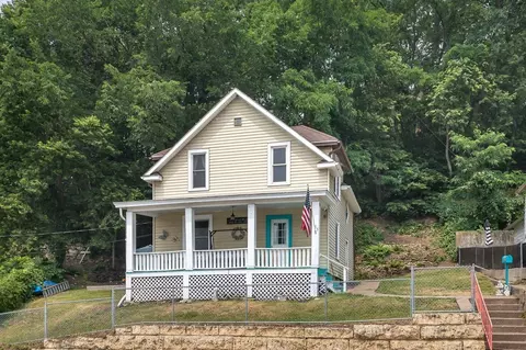 135 Montgomery Ave, East Dubuque, IL 61025