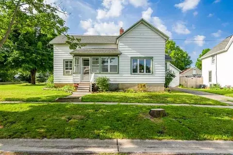 306 W 5th St, Pecatonica, IL 61063 photo 2