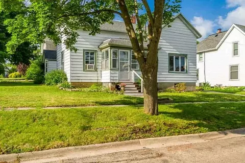 306 W 5th St, Pecatonica, IL 61063 photo 3
