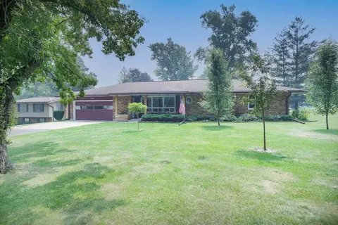607 N Center St, Lena, IL 61048