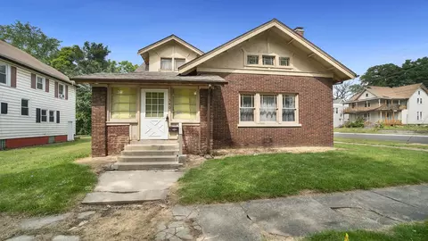 340 Oakwood Ave, Rockford, IL 61101
