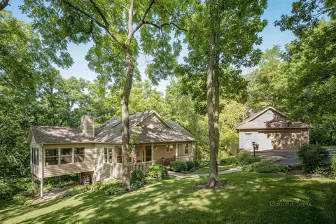 10 Hawthorn Ln, Galena, IL 61036