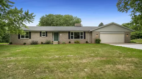 8038 Cloverdale Ln, Rockford, IL 61107