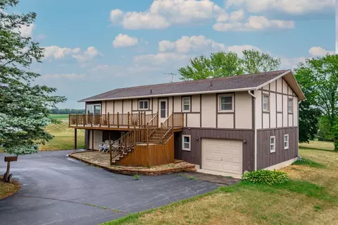 1722 Baintree Rd, Lake Summerset, IL 61019