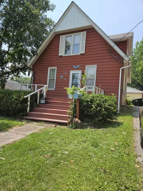 419 N 5th St, Savanna, IL 61074