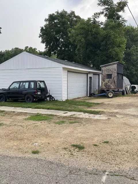 201 E 1st St, Leaf River, IL 61047 photo 2