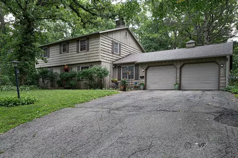 1102 Oakwood Dr, Freeport, IL 61032