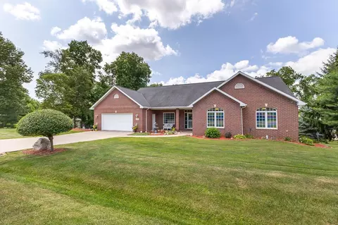 1390 Hiawatha Dr, East Dubuque, IL 61025