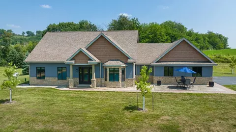 9012 Cottonwood Dr, Galena, IL 61036