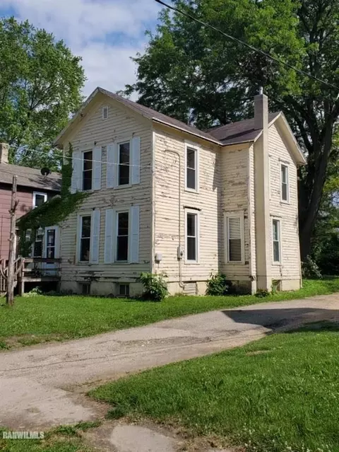 527 W Douglas St, Freeport, IL 61032