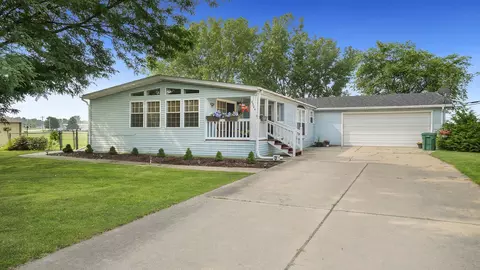 8524 Summerwood Dr, Roscoe, IL 61073