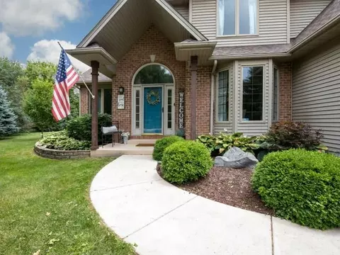 10023 Tybow Trl, Roscoe, IL 61073