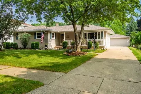 2432 Wyoming Dr, Rockford, IL 61108