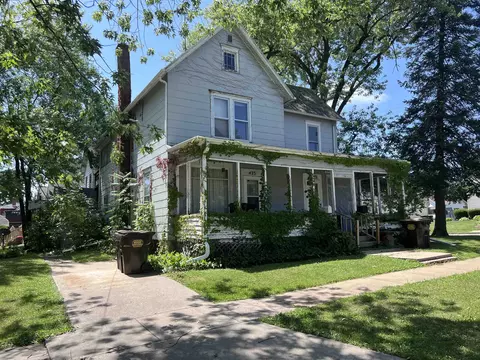 423-425 W Ringold, Freeport, IL 61032