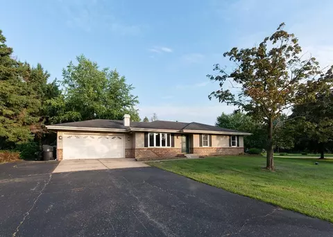 5621 Coyote Trl, Roscoe, IL 61073