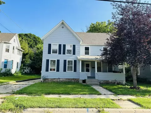 622 W Douglas St, Freeport, IL 61032