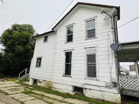 310 S Walnut Ave, Freeport, IL 61032 photo 2