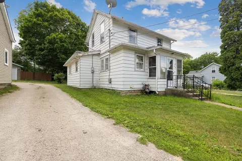 424 W 5th St, Pecatonica, IL 61063 photo 1
