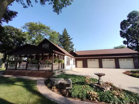 884 Phelps Ave, Rockford, IL 61108