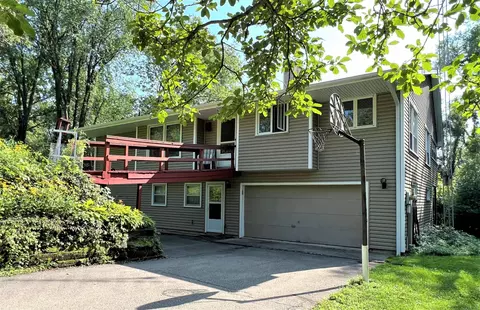 4150 N Lonergan Ln, East Dubuque, IL 61025